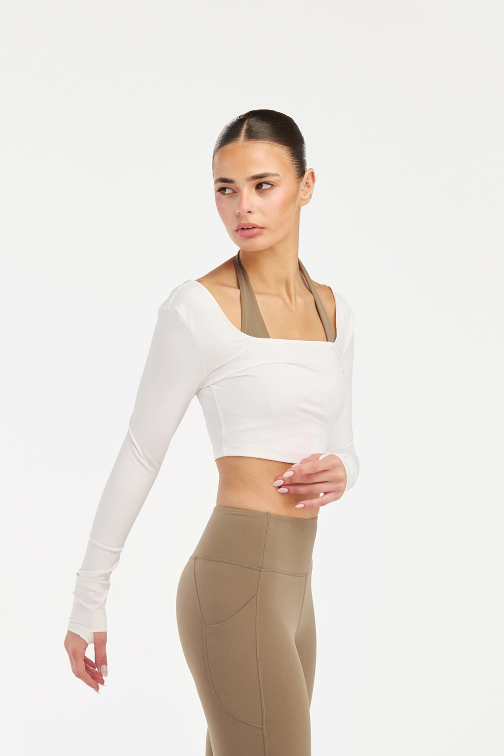 Cream long sleeve top women front view scoop neckline elegant - UNIX | توب أكمام طويلة كريمي نسائي من الأمام بياقة سكوب أنيقة وراقية - UNIX