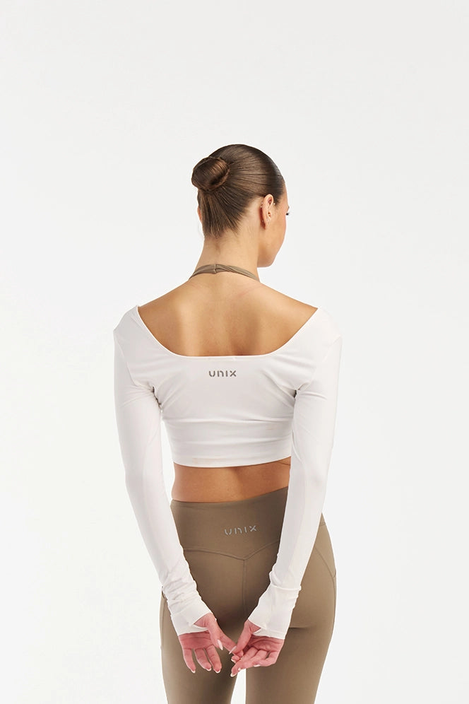 White scoop top women side view fitted comfortable activewear - UNIX | توب سكوب أبيض نسائي من الجانب بقصة مضيقة أكتيف وير مريح - UNIX