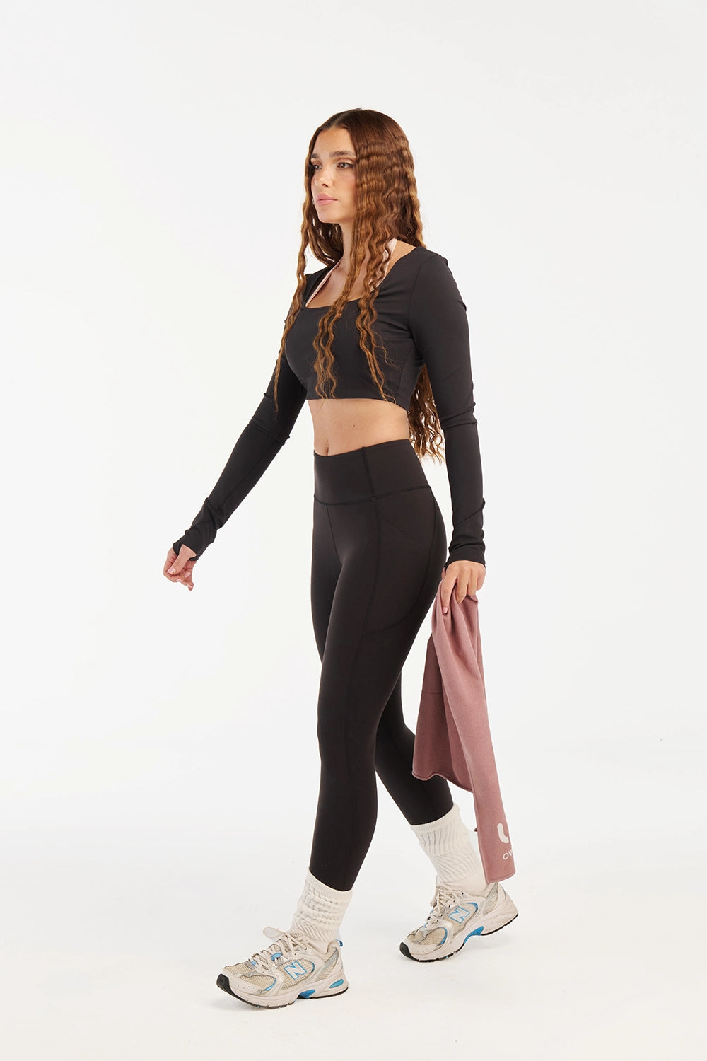 Black leggings women styled gym outfit lifestyle activewear - UNIX | ليقنز نسائي أسود بإطلالة جيم لايف ستايل متكاملة أكتيف وير - UNIX