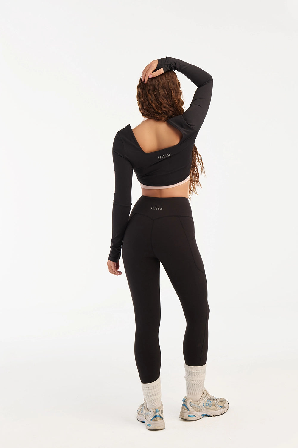 Black sculpting leggings women back close up fabric texture - UNIX | ليقنز نحت الجسم أسود لقطة خلفية قريبة تفاصيل قماش فاخر - UNIX