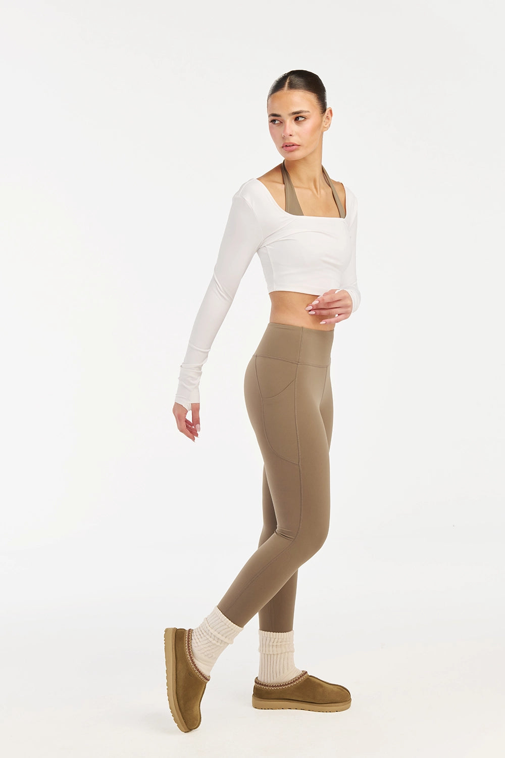 Brown leggings women lifestyle outdoor activewear styled outfit - UNIX | ليقنز نسائي بني لقطة خارجية أكتيف وير بإطلالة متكاملة وأنيقة - UNIX