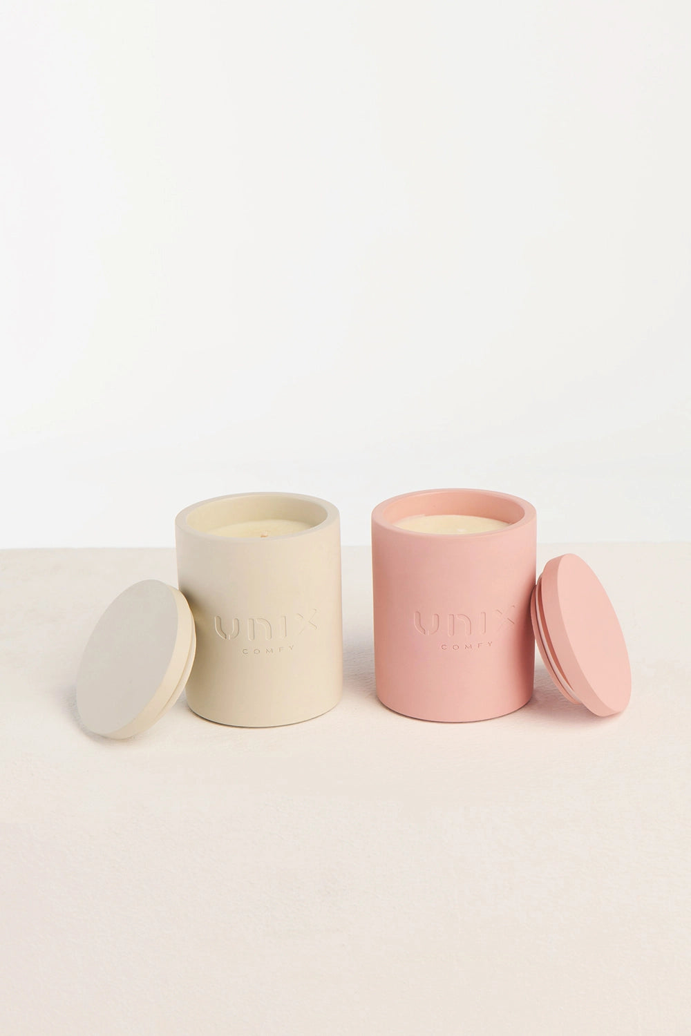 Grey candle with lid open premium soy wax detail - UNIX | شمعة رمادية مع الغطاء مفتوح تفاصيل شمع صويا فاخر وأنيق - UNIX