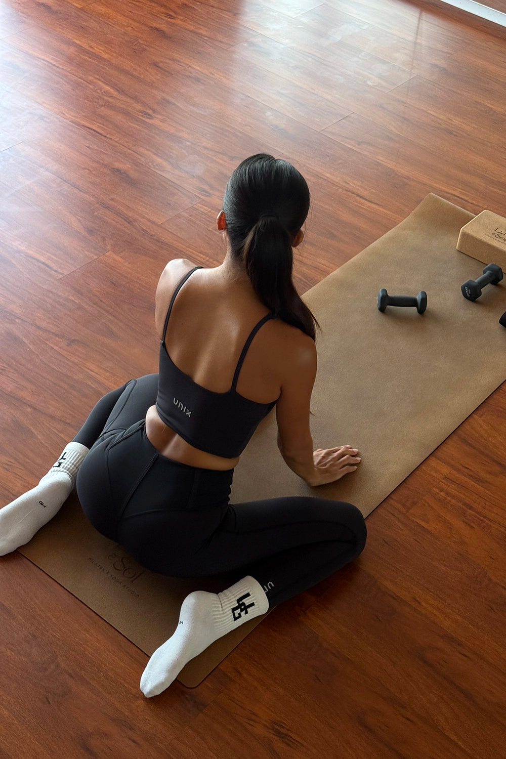 Black activewear set women styled gym lifestyle elegant fit - UNIX | طقم أكتيف وير أسود نسائي بإطلالة جيم لايف ستايل بقصة أنيقة - UNIX