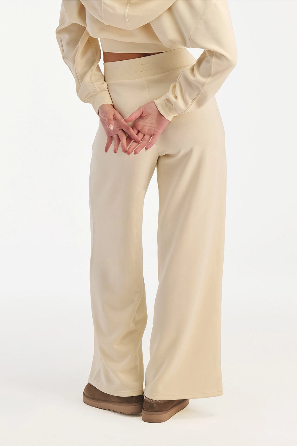 Off white pants women side view flowy elegant silhouette - UNIX | بنطلون أوف وايت نسائي من الجانب بسيلويت انسيابية أنيقة وفضفاضة - UNIX