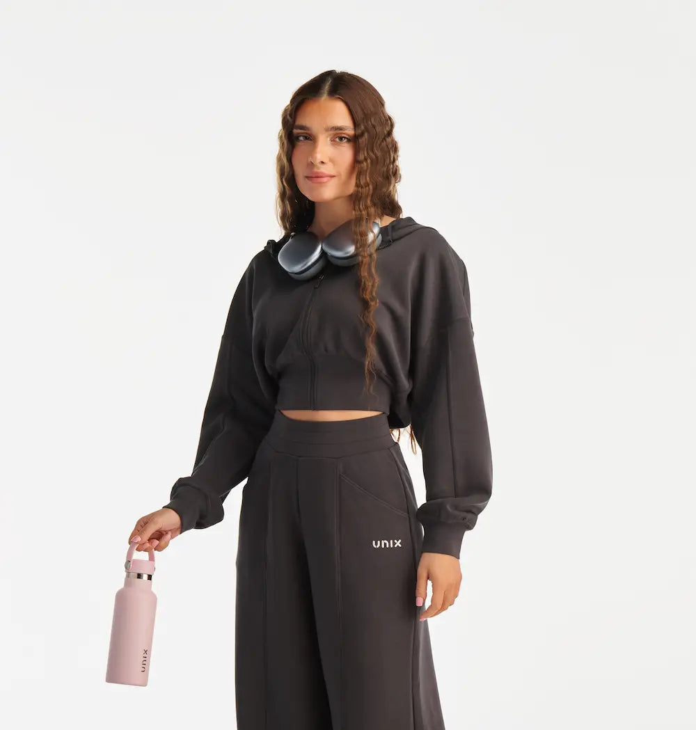 Grey activewear set women styled modern lifestyle outfit - UNIX | طقم أكتيف وير رمادي نسائي بإطلالة عصرية لايف ستايل متكاملة - UNIX