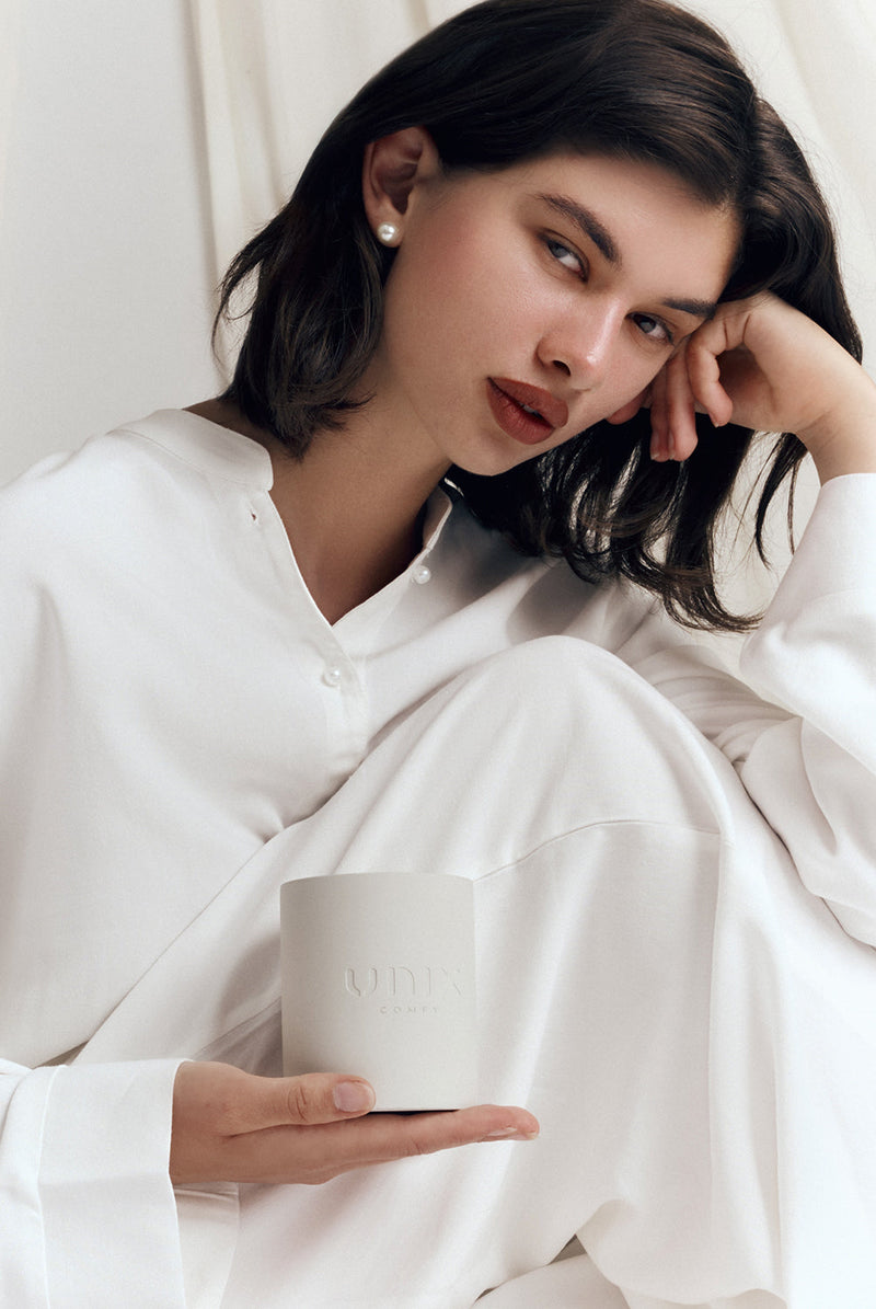 Amalfi scented soy candle light grey styled lifestyle - UNIX | شمعة أمالفي العطرية رمادي فاتح من شمع الصويا الطبيعي - UNIX