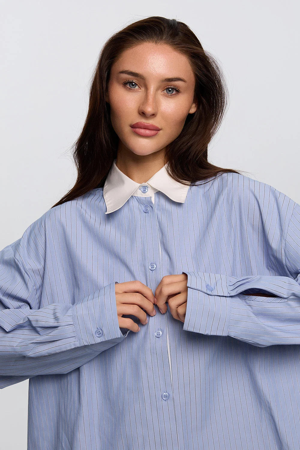 Women blue shirt collar detail close up clean tailoring - UNIX | تفاصيل ياقة قميص نسائي أزرق لقطة قريبة بتفصيل نظيف وأنيق - UNIX