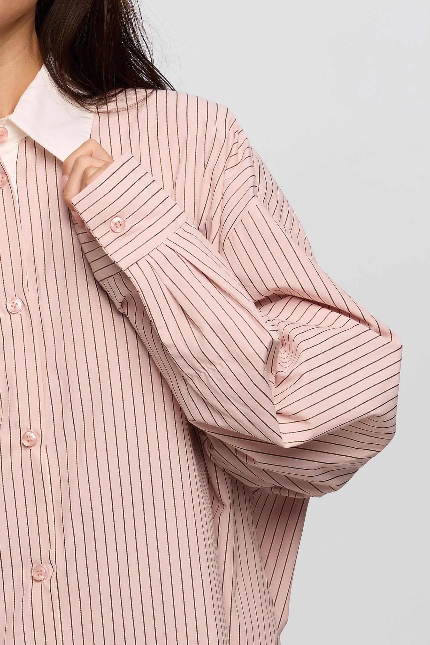 Whip pink shirt collar detail close up minimalist design - UNIX | تفاصيل ياقة قميص بينك لقطة قريبة بتصميم بسيط وأنيق - UNIX