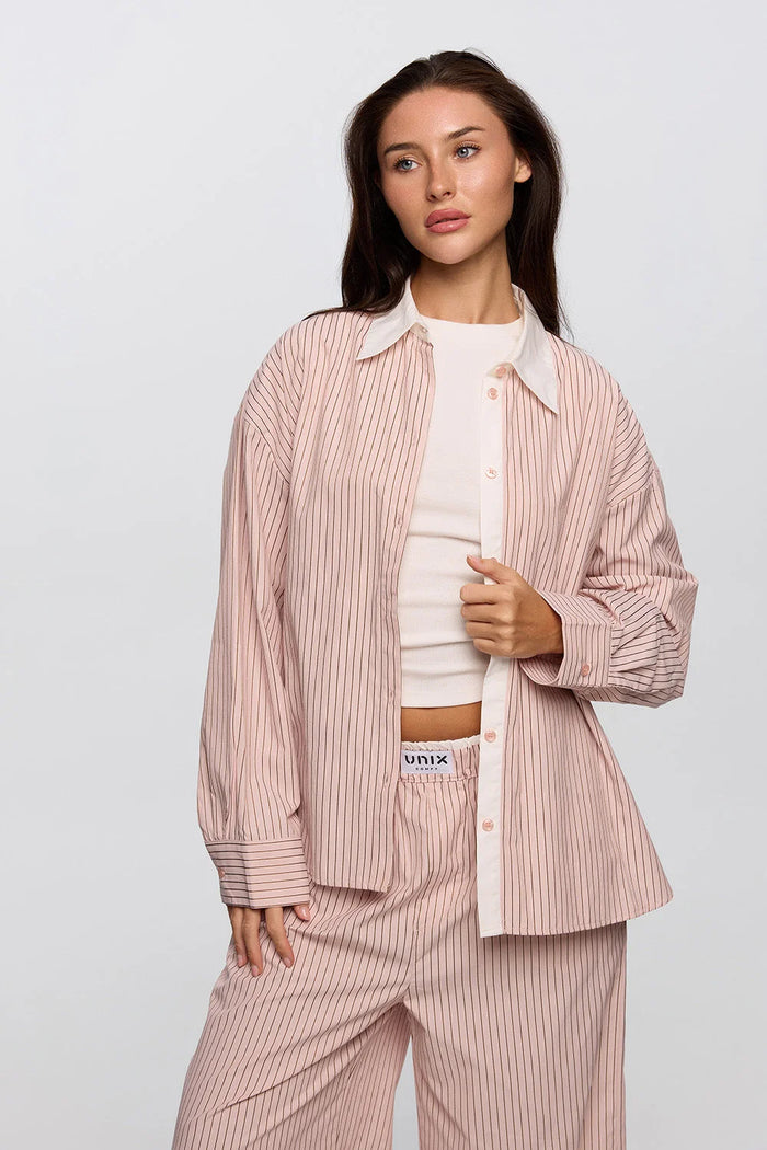 Pink boyfriend shirt women styled lounge outfit lifestyle photo - UNIX | قميص بويفريند بينك نسائي بإطلالة لاونج لايف ستايل لقطة أنيقة - UNIX