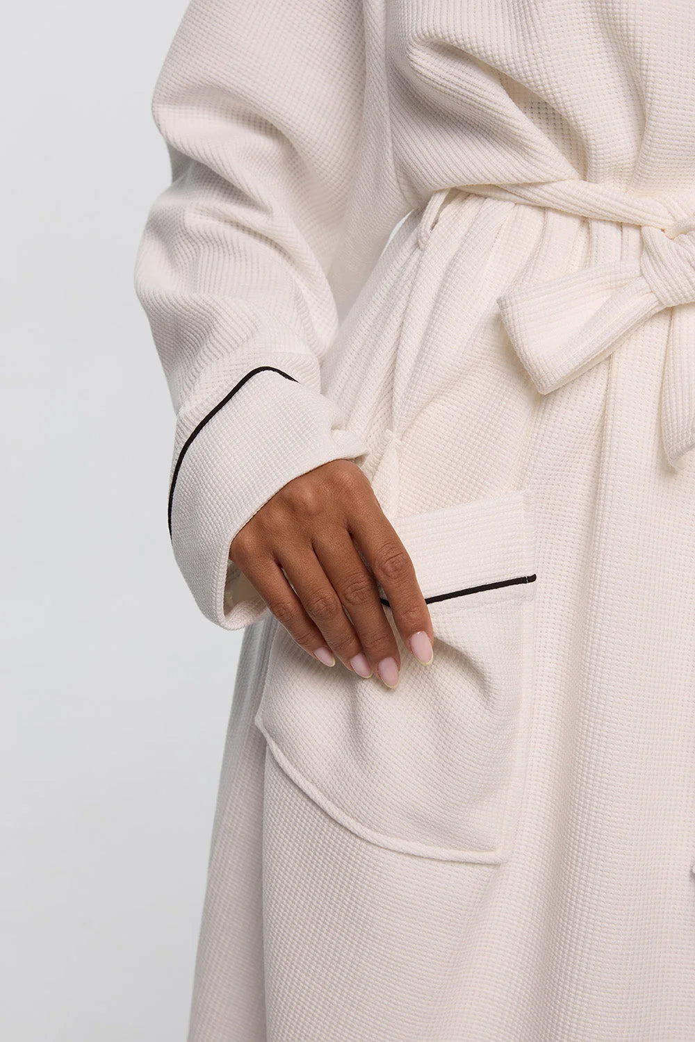 White cotton robe women side view feminine drape soft fabric - UNIX | روب قطن نسائي أبيض من الجانب بانسيابية أنثوية وقماش ناعم - UNIX