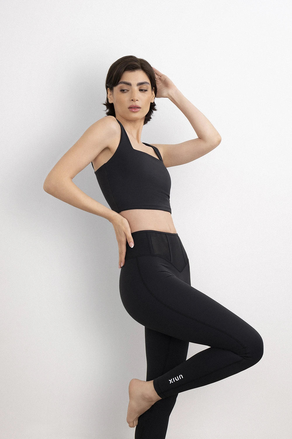Core Control sports bra women black styled gym look - UNIX | إطلالة رياضية نسائية بسبورت برا أسود للجيم — UNIX