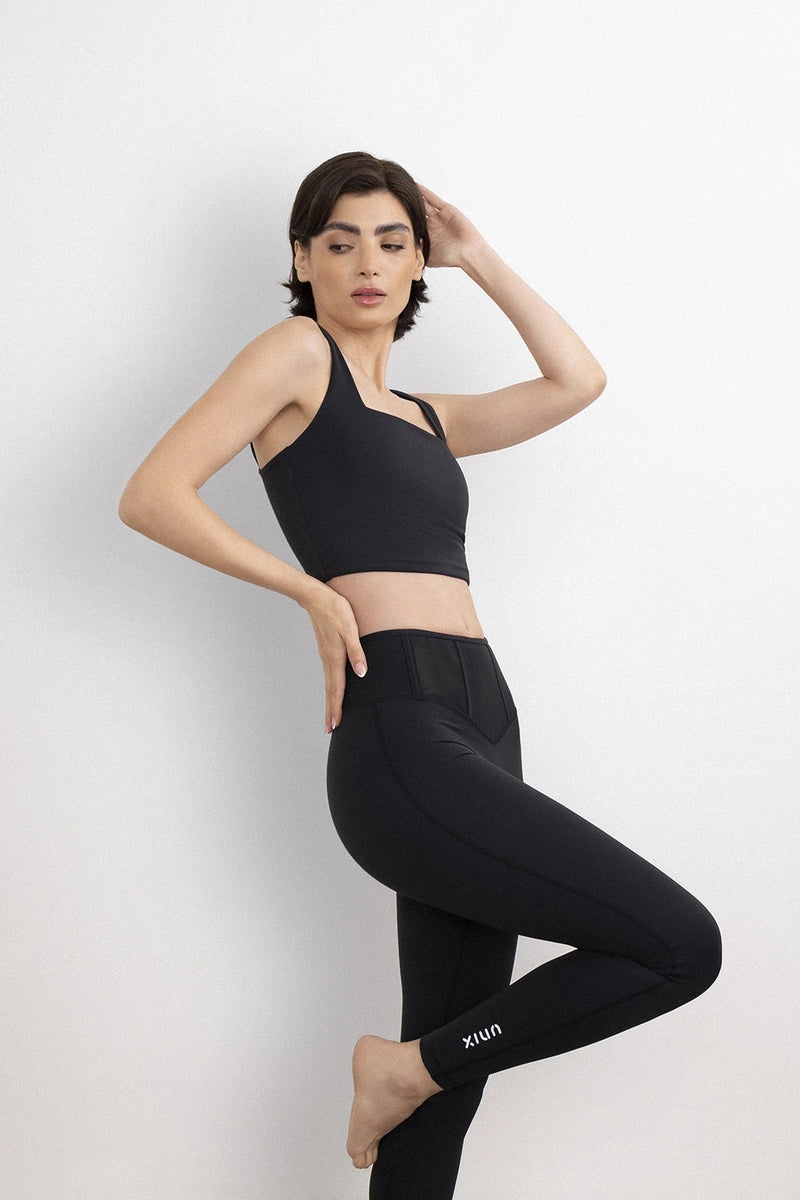Core Control leggings women black styled gym look - UNIX | إطلالة رياضية نسائية بتايت أسود مناسب للجيم والمشي — UNIX