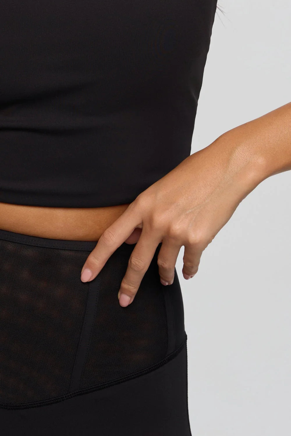 Black corset waist leggings women side profile sculpted fit - UNIX | ليقنز بخصر كورسيه أسود نسائي من الجانب بقصة نحت تبرز جمال الجسم - UNIX
