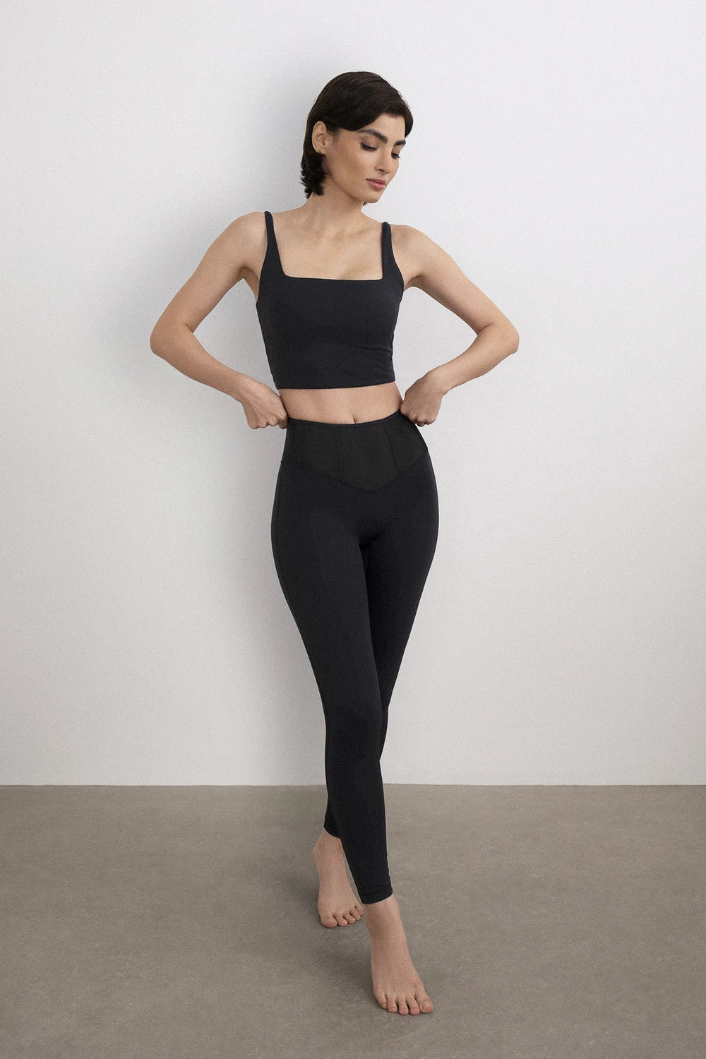 Core Control set women black back view - UNIX | طقم رياضي أسود نسائي من الخلف بقصة تدعم الجسم — UNIX