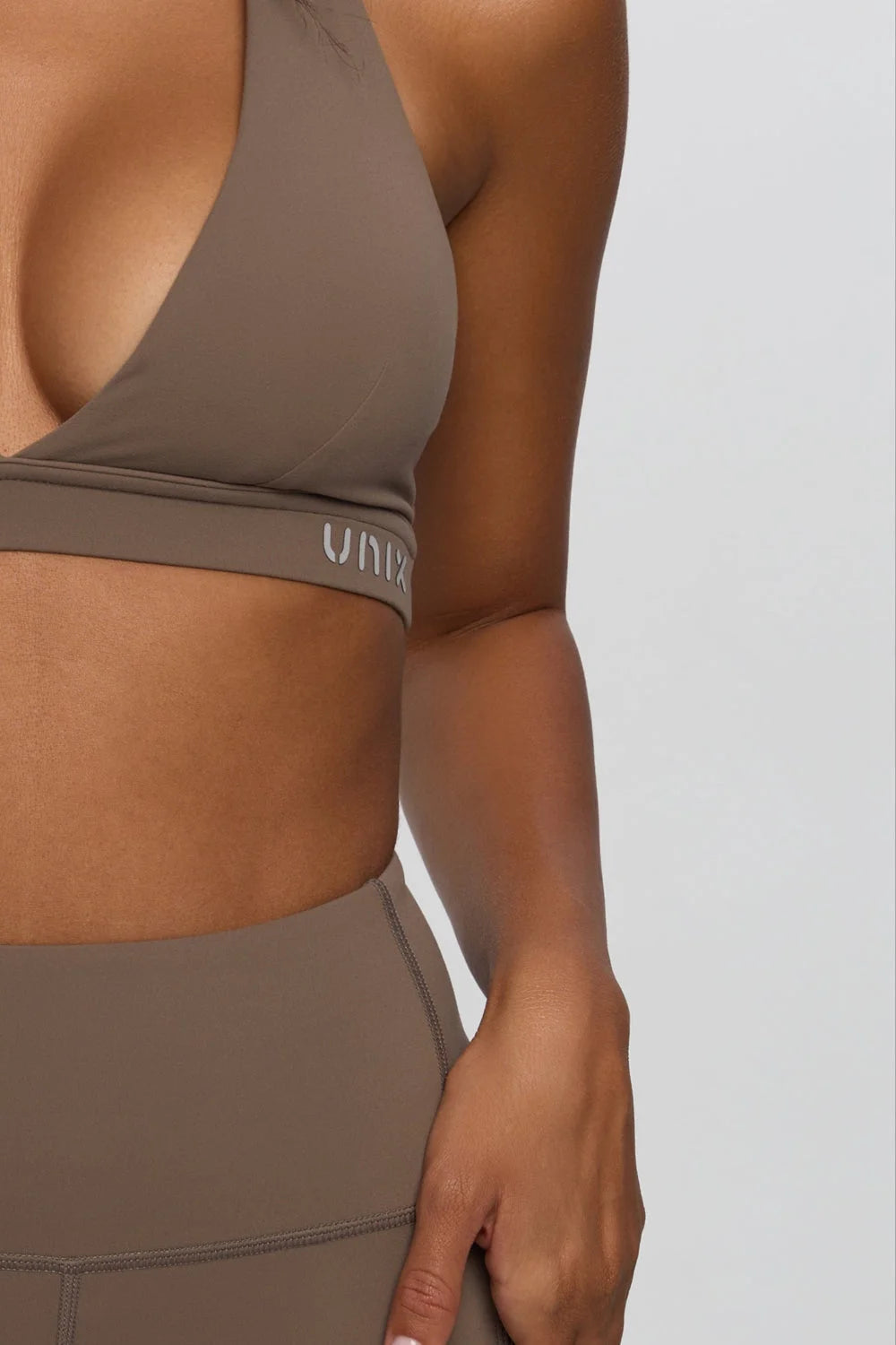 Brown sports bra side view women supportive feminine design - UNIX | سبورت برا بني نسائي من الجانب داعم بتصميم أنثوي وراقي - UNIX