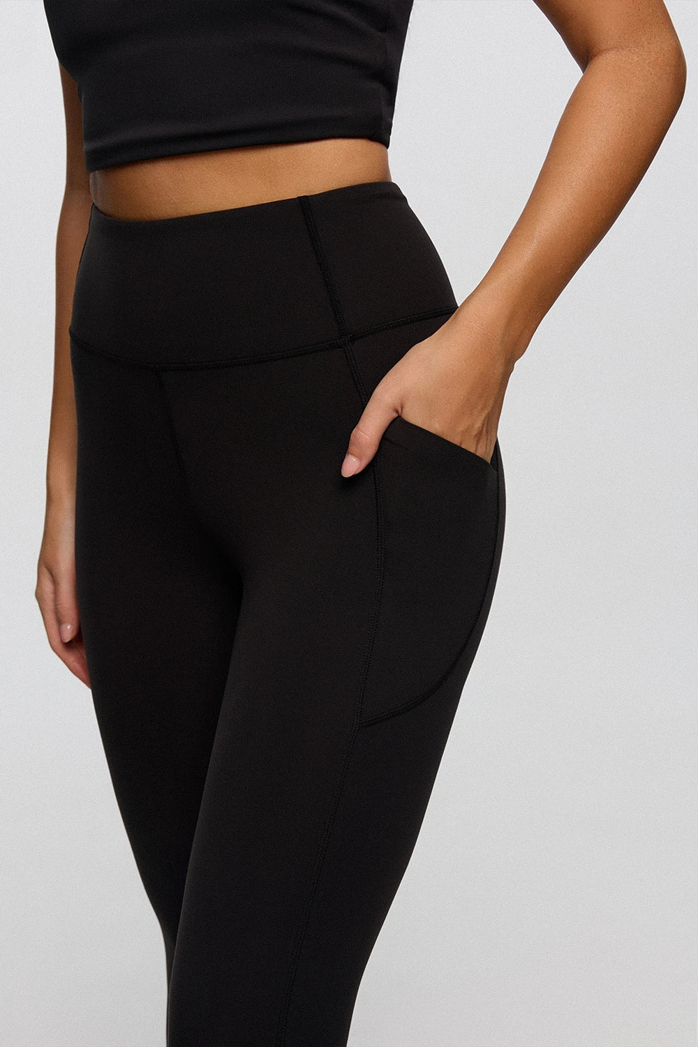 Curve Enhance pocket leggings women black styled gym look - UNIX | إطلالة رياضية نسائية بتايت أسود بجيوب للجيم والمشي — UNIX