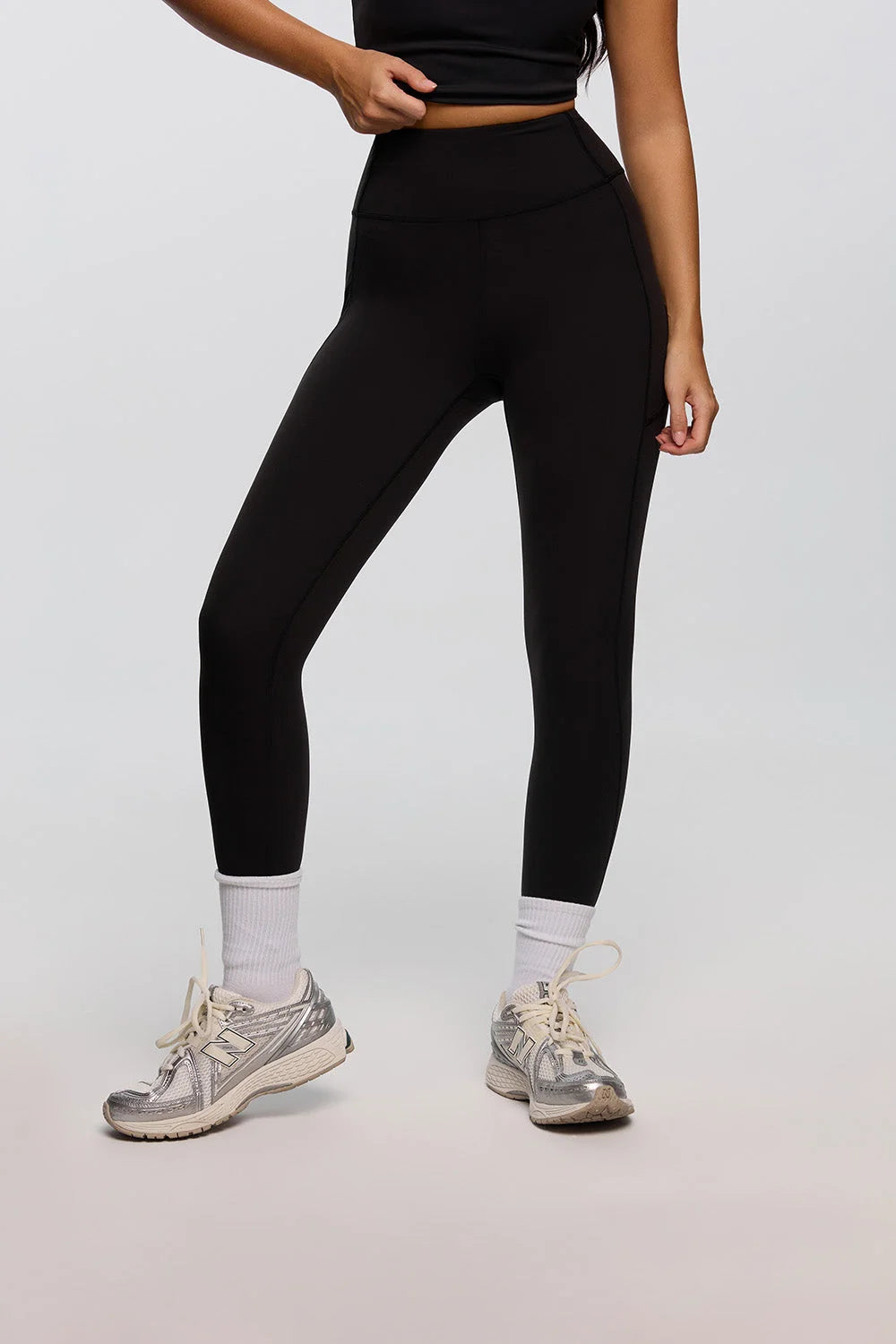 Black curve enhance pockets leggings women high rise sculpting - UNIX | ليقنز أسود نسائي بخصر عالي وجيوب جانبية يبرز القوام بقصة نحت راقية - UNIX
