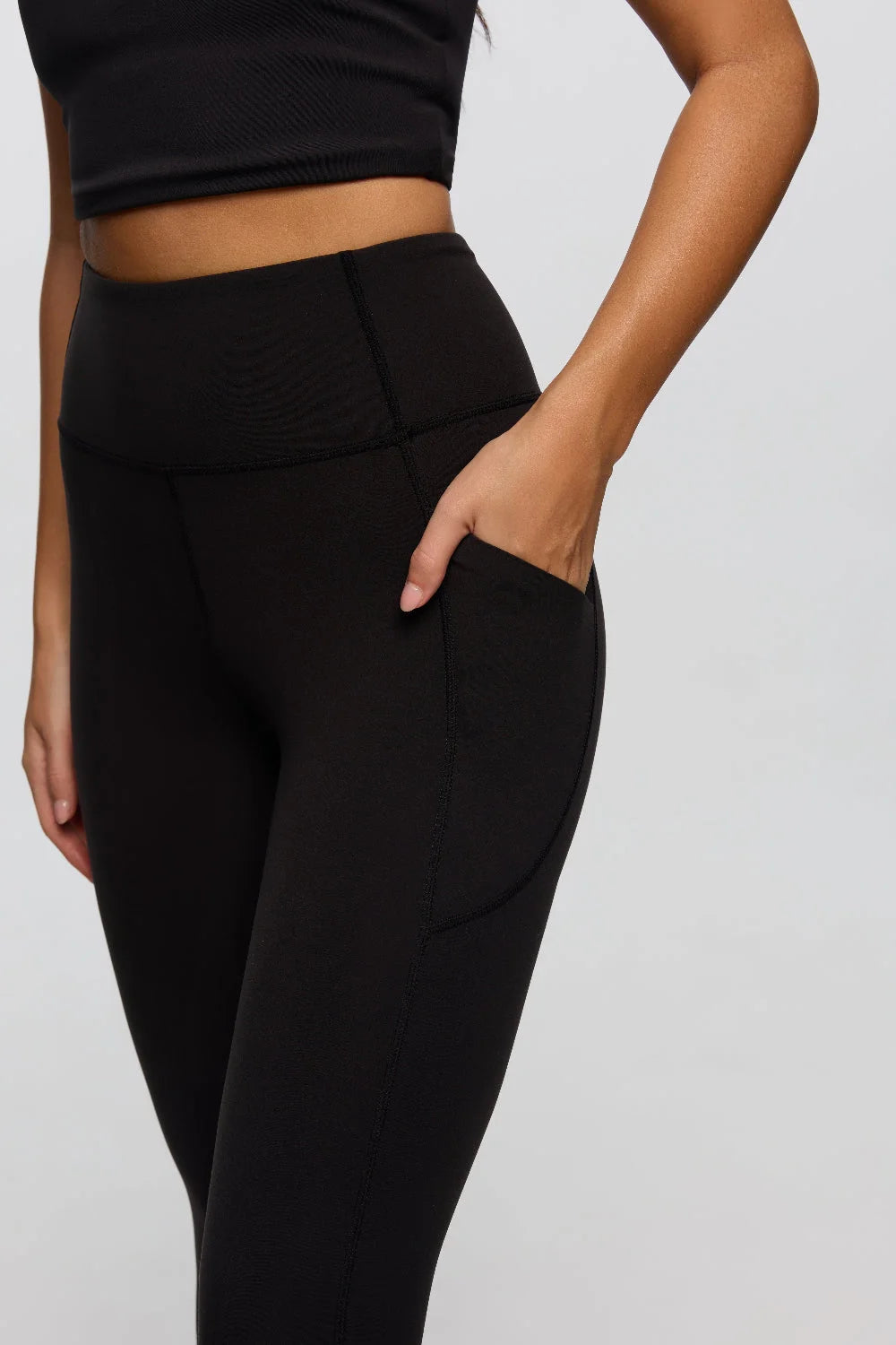 Black women leggings front view body shaping pockets activewear - UNIX | ليقنز نسائي أسود من الأمام يبرز الجسم بجيوب أكتيف وير عملية - UNIX