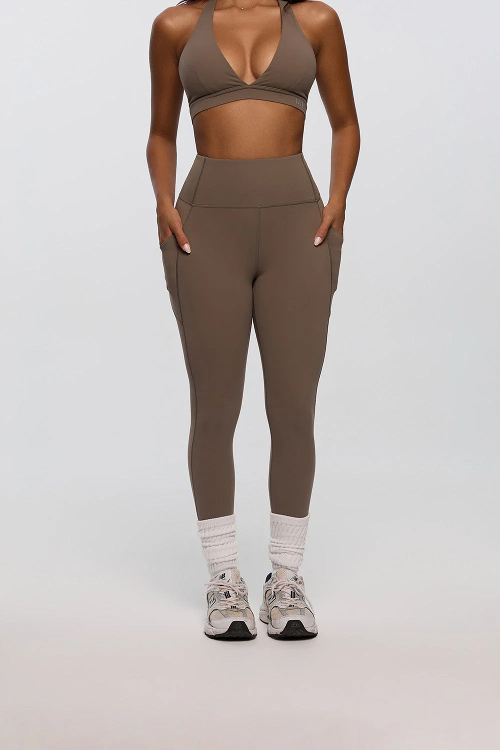 Toffee brown curve enhance pockets leggings women sculpting - UNIX | ليقنز نسائي بلون التوفي بجيوب جانبية ينحت الجسم ويبرز جمال القوام - UNIX