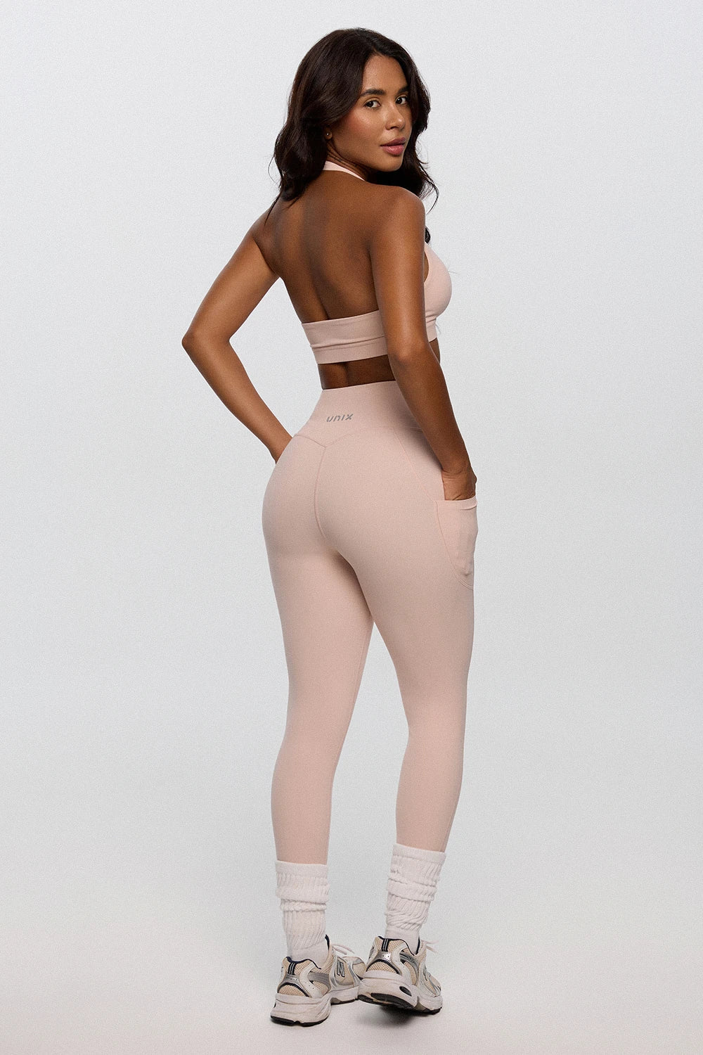 Curve Enhance pocket leggings women whip pink back view - UNIX | ليقنز رياضي وردي بجيوب من الخلف بقصة تدعم الجسم — UNIX