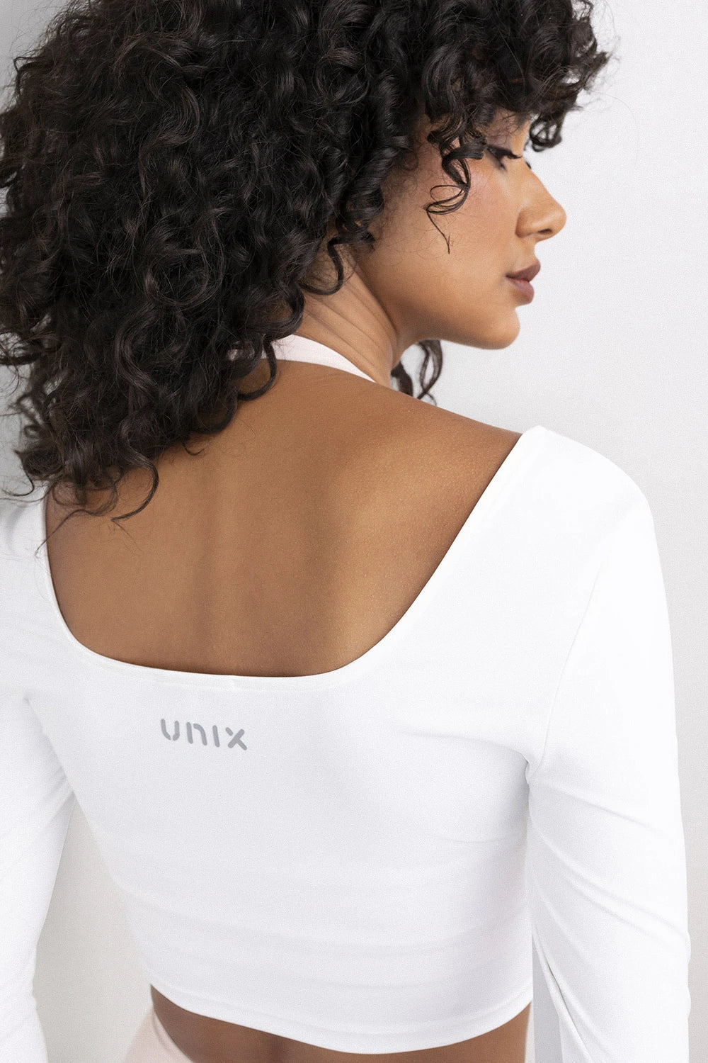 Femme Scoop top women cream white fabric detail - UNIX | تفاصيل قماش التوب الأبيض الكريمي المرن والناعم — UNIX