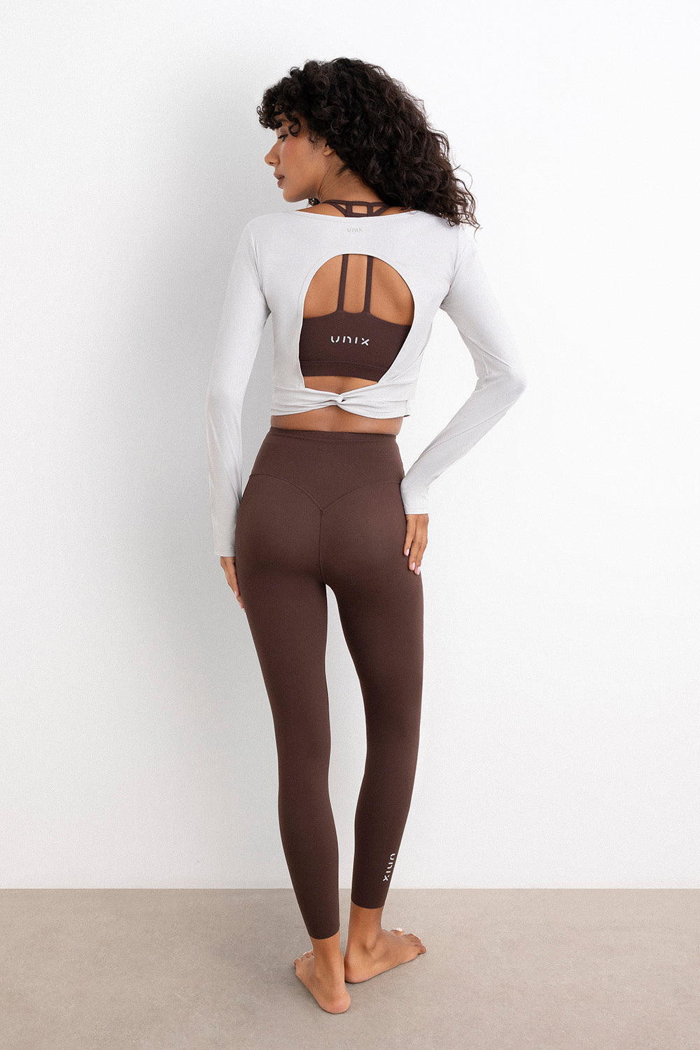 Brown sports bra outdoor workout outfit for women - UNIX athleisure | توب رياضي نسائي بني لإطلالة خارجية مريحة وأنيقة مناسبة للحركة اليومية