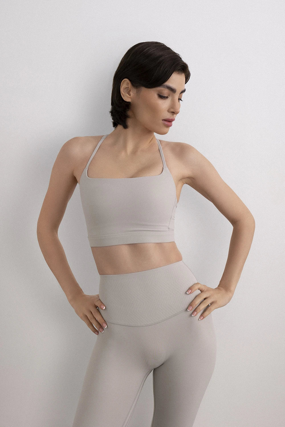 Sculpting sports bra women vanilla styled gym look - UNIX | إطلالة رياضية نسائية بسبورت برا فانيلا للجيم — UNIX