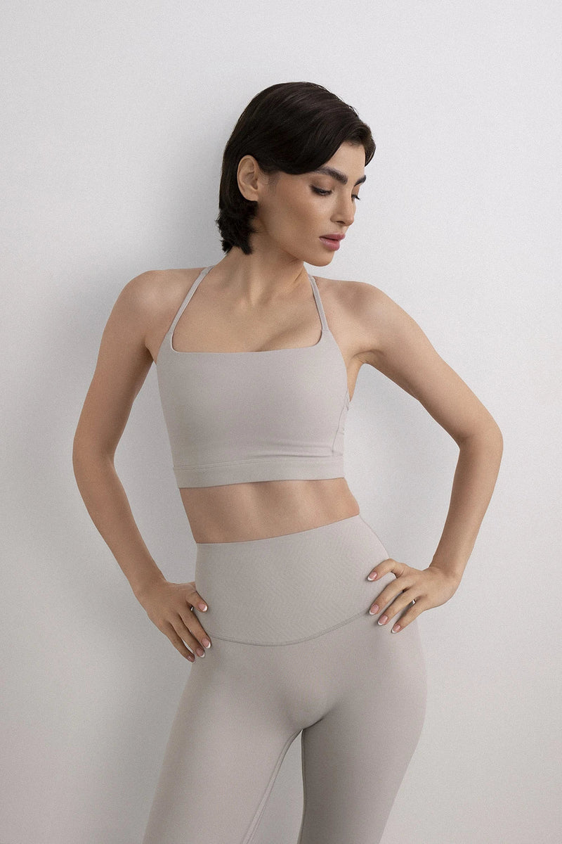 Sculpting sports bra women vanilla styled gym look - UNIX | إطلالة رياضية نسائية بسبورت برا فانيلا للجيم — UNIX
