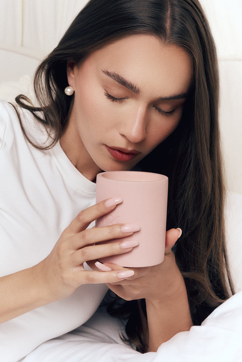 Sheer scented soy candle powder pink styled lifestyle - UNIX | شمعة شير العطرية بودر بينك من شمع الصويا الطبيعي - UNIX