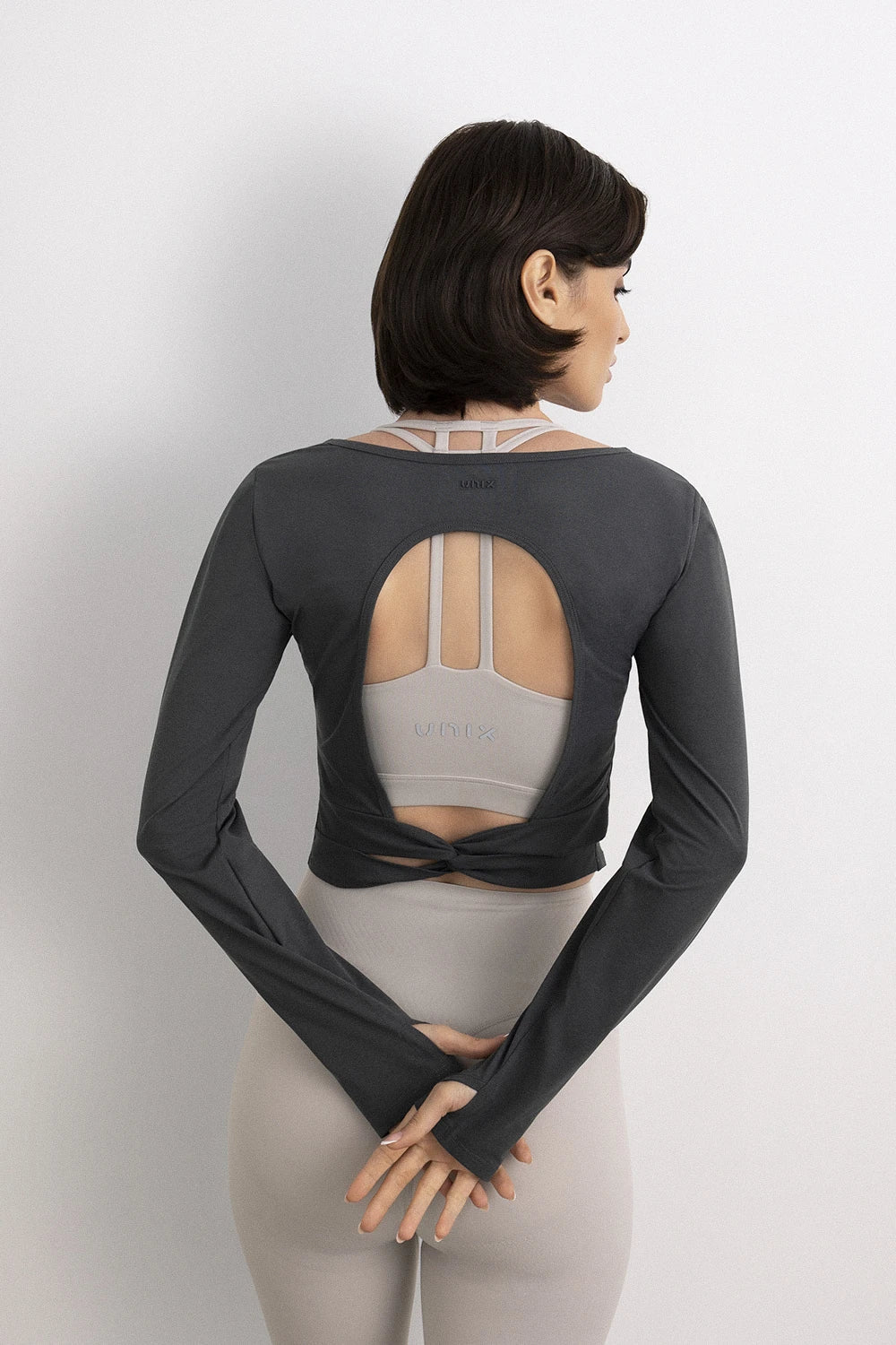 Twist top women coal thumbhole sleeves - UNIX | توب تويست فحمي نسائي بأكمام ذات فتحات إبهام — UNIX