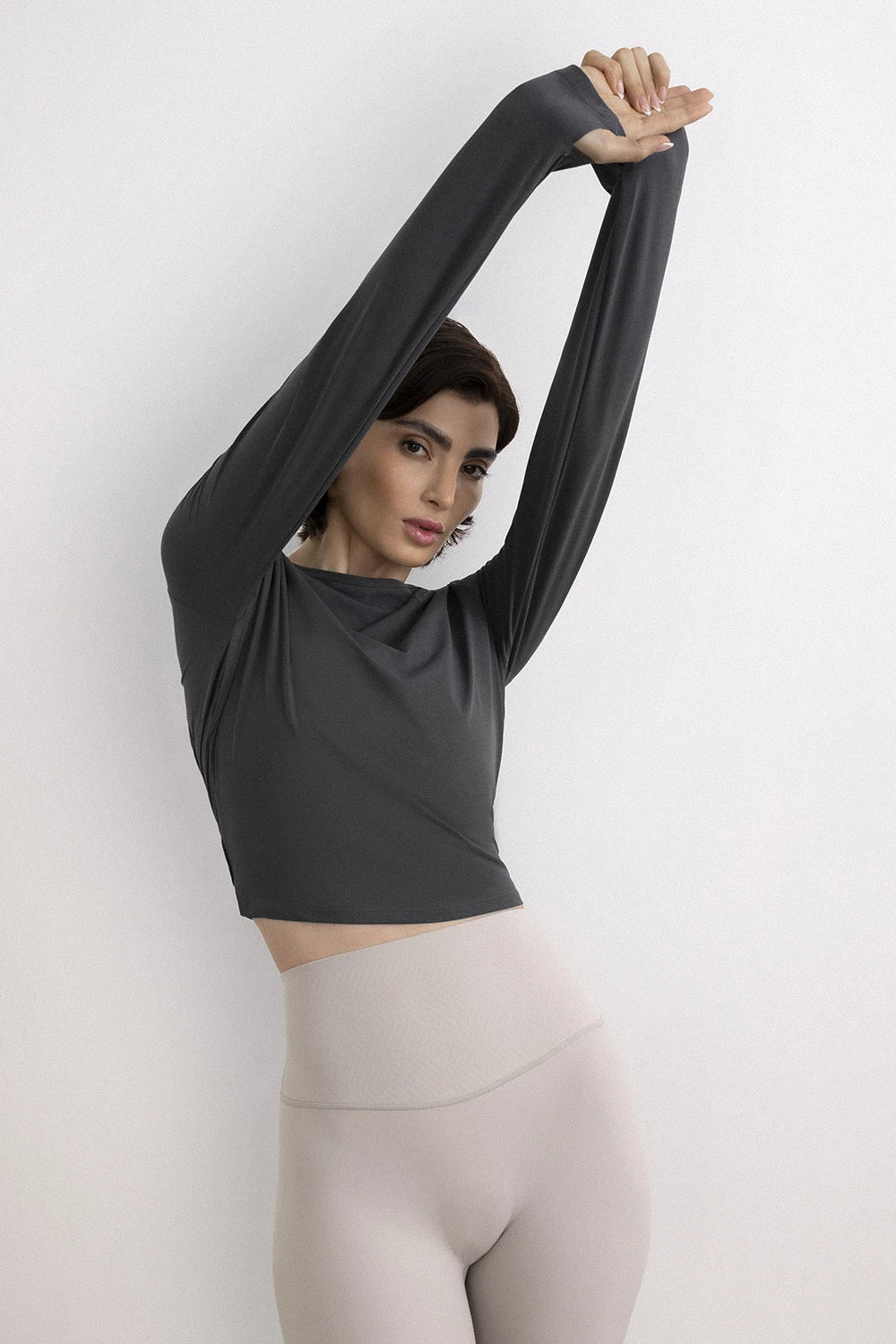 Twist top women coal styled yoga look - UNIX | إطلالة رياضية نسائية بتوب تويست فحمي لليوغا والبيلاتس — UNIX