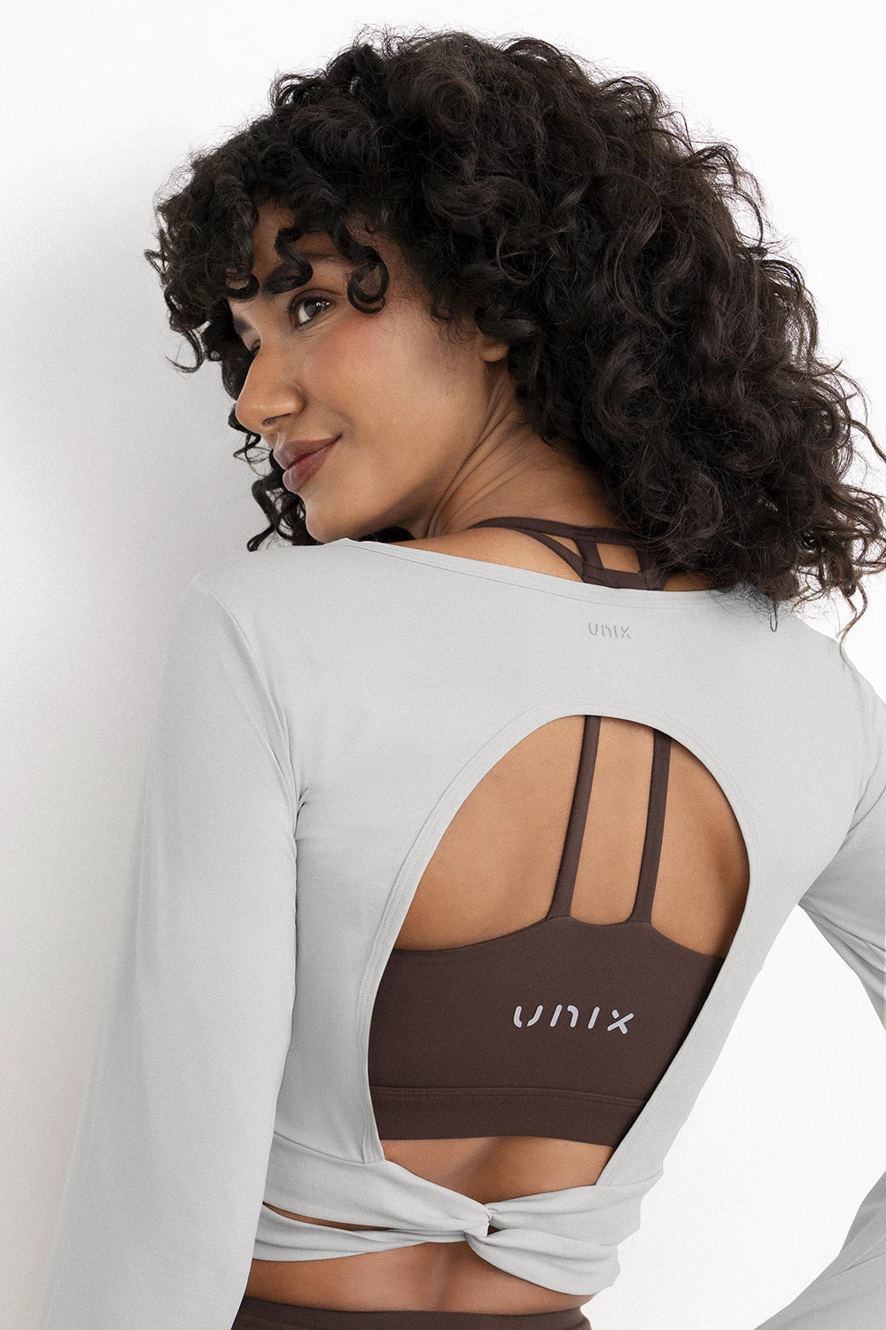 Twist top women silver styled yoga look - UNIX | إطلالة رياضية نسائية بتوب تويست فضي لليوغا والبيلاتس — UNIX