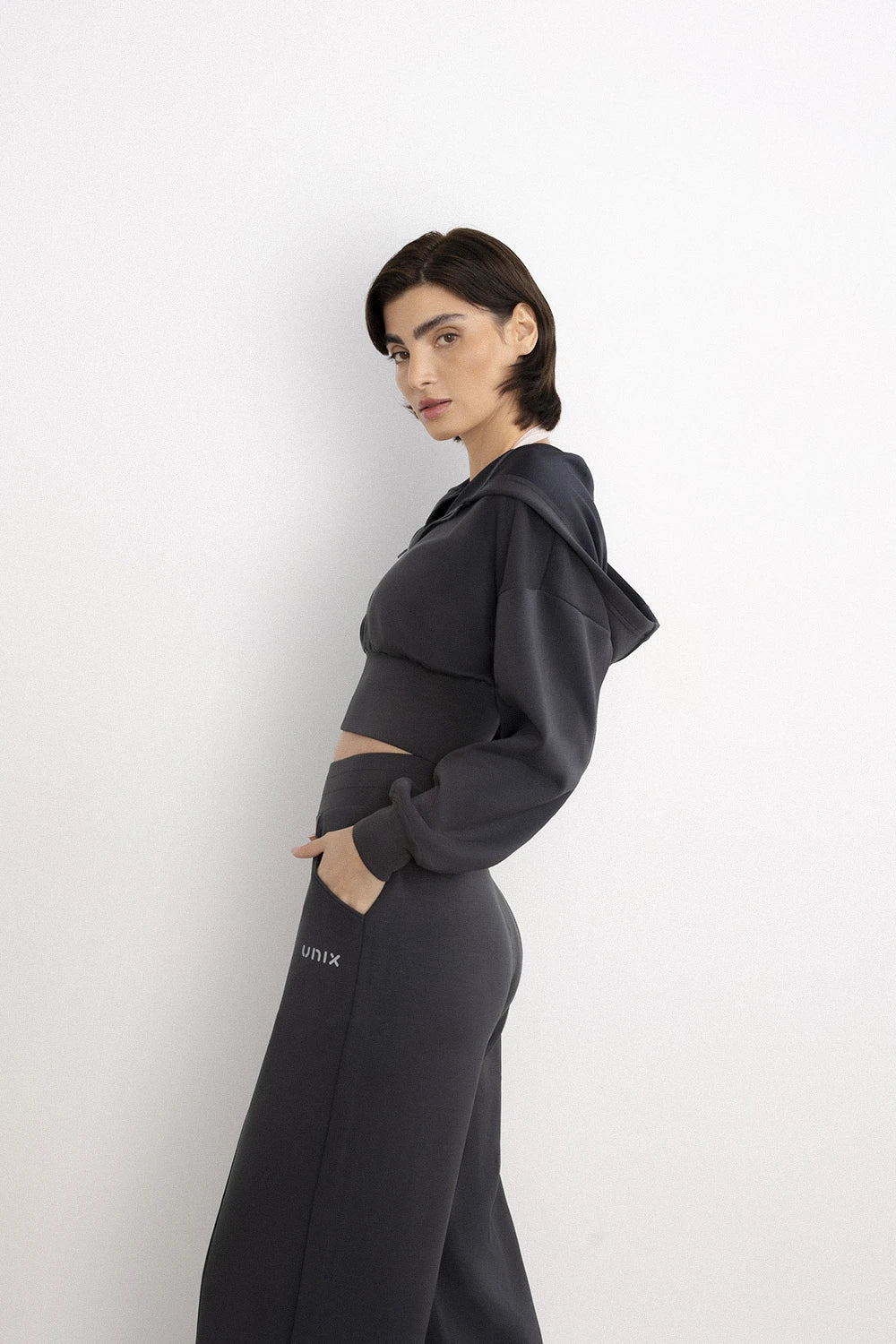 Waist Tone hoodie women grey styled look - UNIX | إطلالة رياضية نسائية بهودي رمادي وبنطلون واسع — UNIX