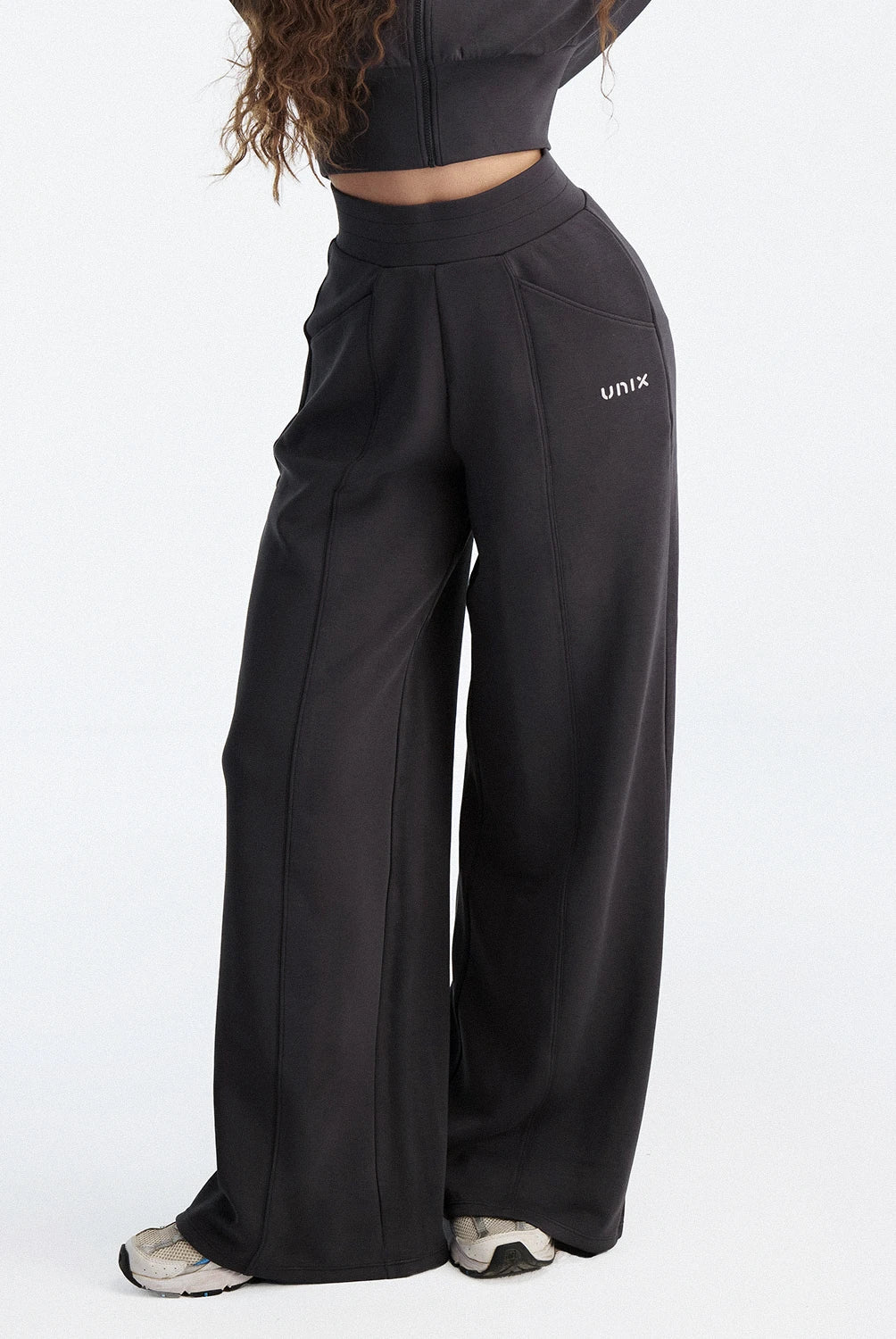 Waist Tone wide leg pants women grey back view - UNIX | بنطلون واسع رمادي نسائي من الخلف — UNIX
