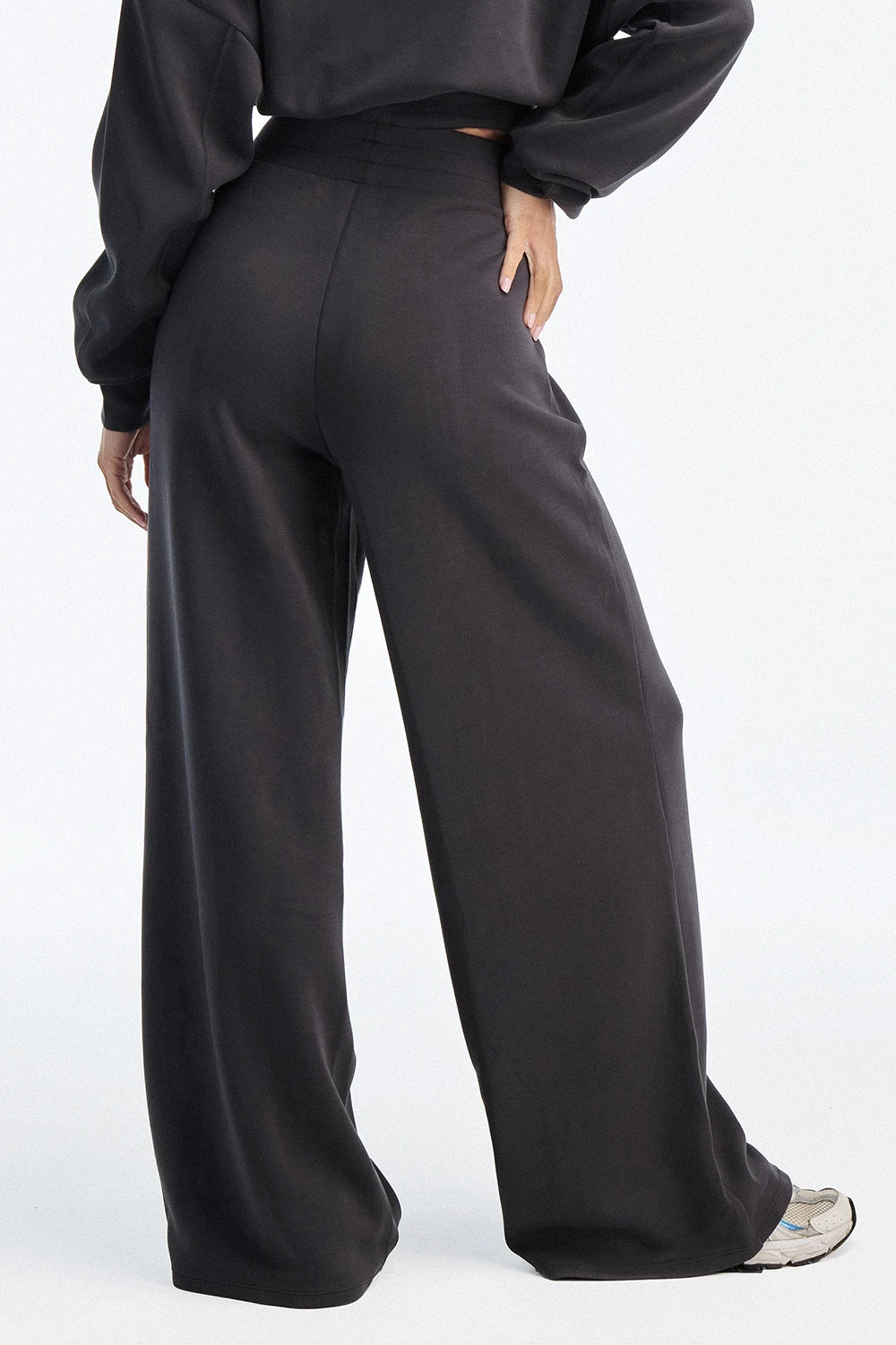 Waist Tone wide leg pants women grey styled look - UNIX | إطلالة رياضية نسائية ببنطلون واسع رمادي للمشاوير — UNIX