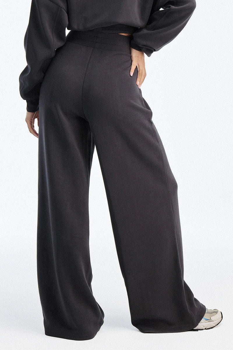 Waist Tone wide leg pants women grey styled look - UNIX | إطلالة رياضية نسائية ببنطلون واسع رمادي للمشاوير — UNIX