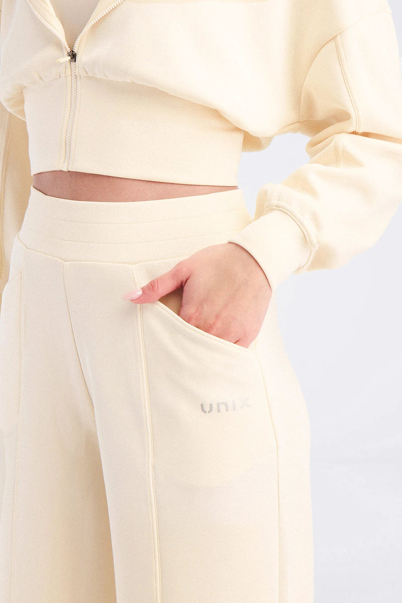 Waist Tone wide leg pants women off-white fabric detail - UNIX | تفاصيل قماش البنطلون الأوف وايت الواسع والناعم — UNIX